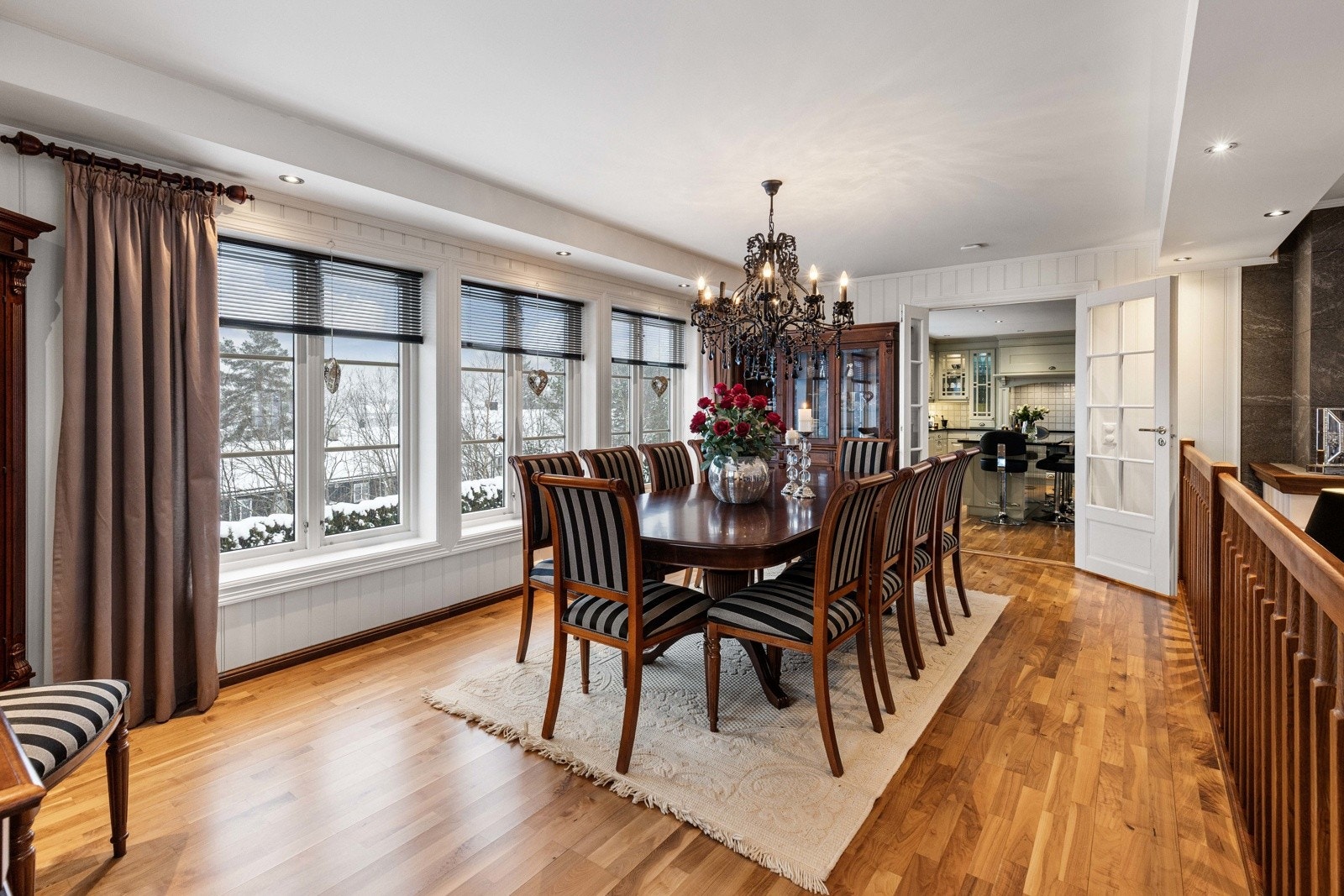 Her er det god plass til et stort langbord og vitrineskap. Galleribilde