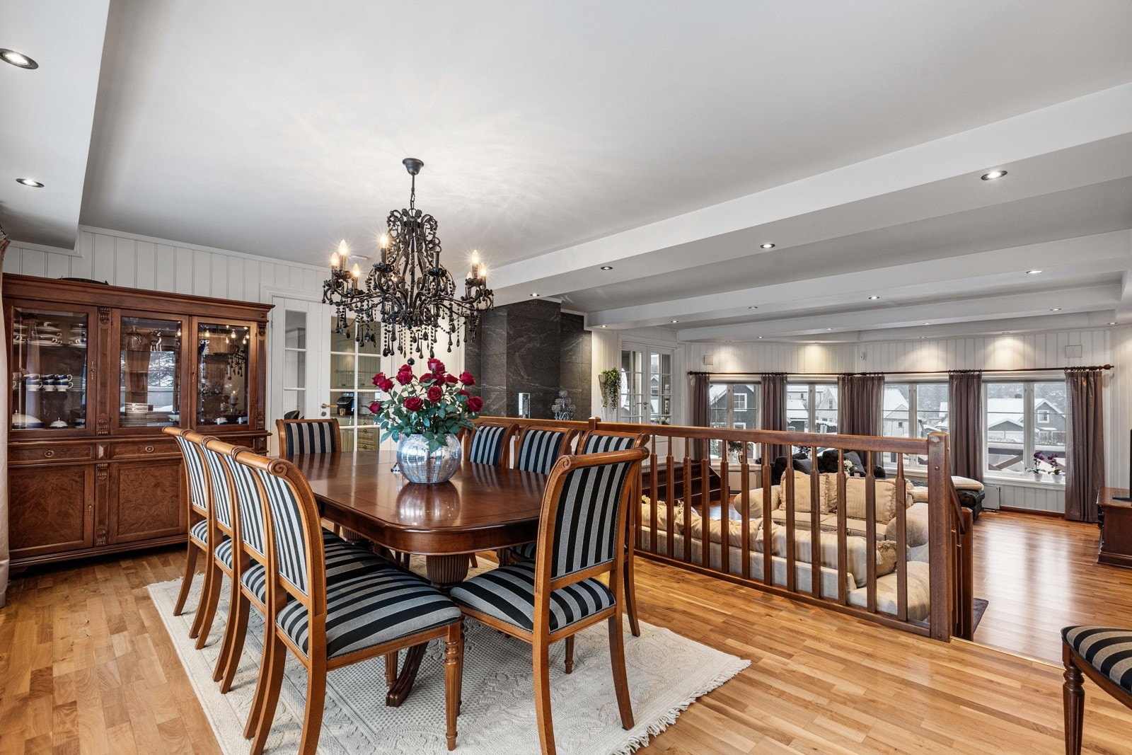 Spisestuen er adskilt med trapp og rekkverk, noe som gir en naturlig soneinndeling. Galleribilde