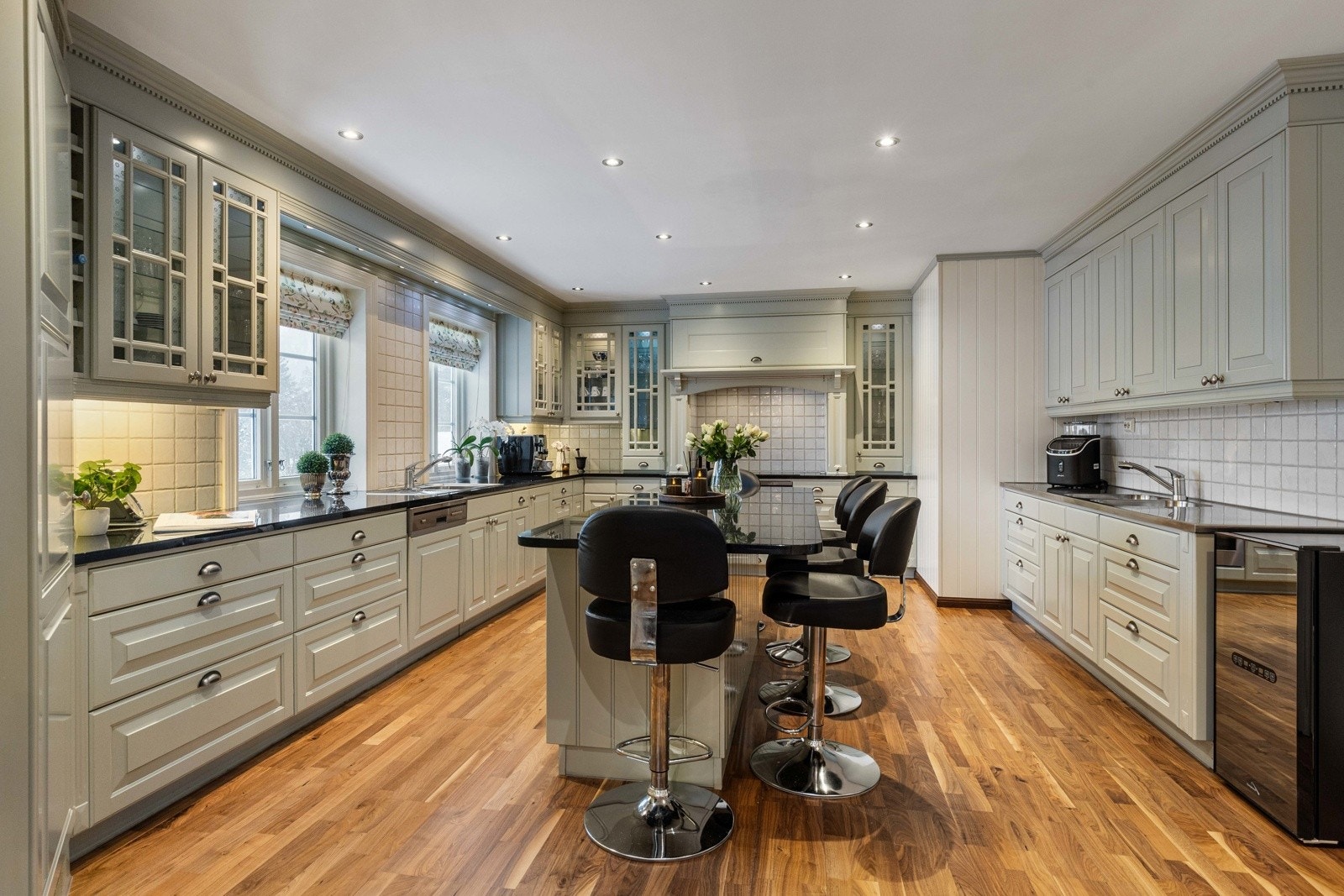 Stort og klassisk kjøkken fra 2008, levert av Herregård Drømmekjøkken. Galleribilde