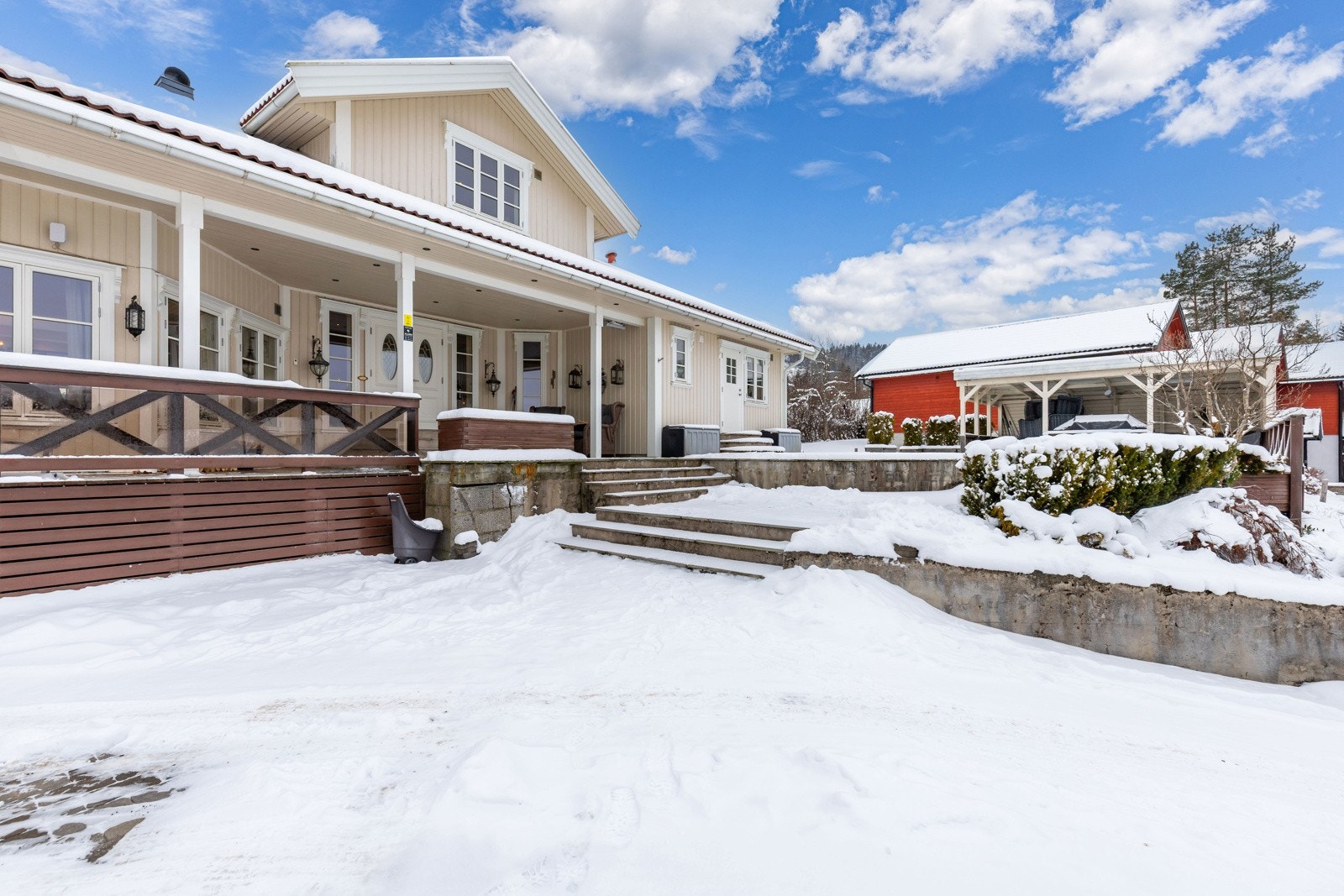 Eneboligen ble bygget i 2008, og byr på flere uteplasser med gode solforhold. Galleribilde