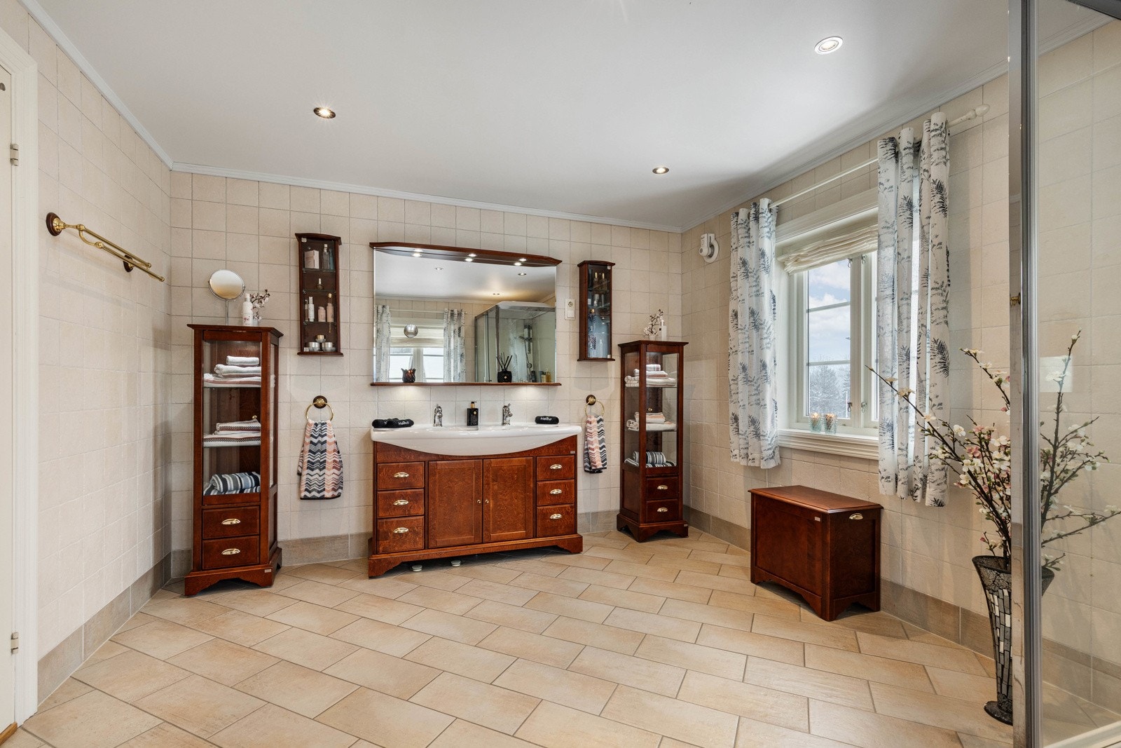 Badet er flislagt og utstyrt med behagelig gulvvarme, samt downlights i himlingen. Galleribilde