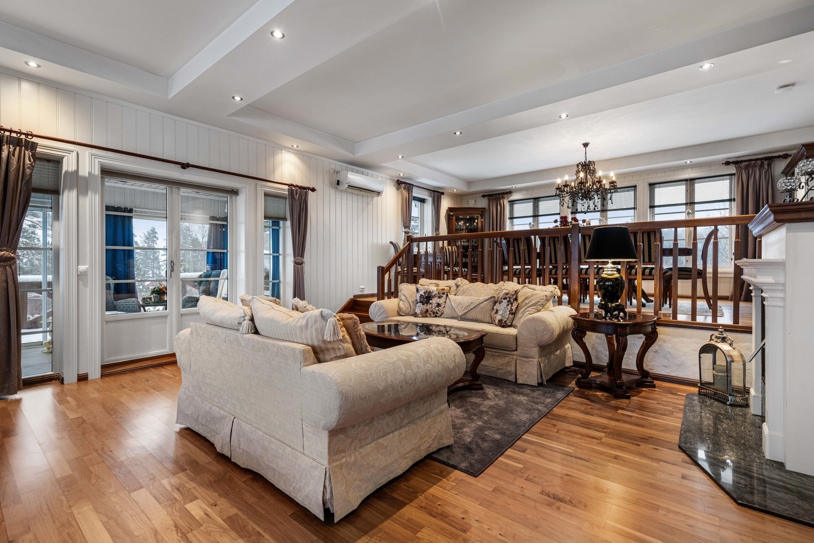 Her er det plass til sofagruppe foran den flotte peisen, samt en egen sittegruppe ved TV-sonen. Galleribilde