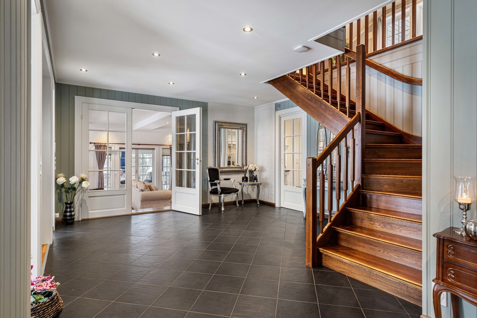 Videre kommer du inn i en romslig hall med flislagt gulv og behagelig gulvvarme. Her er det god plass til sittebenk, kommode og garderobeløsninger. Galleribilde