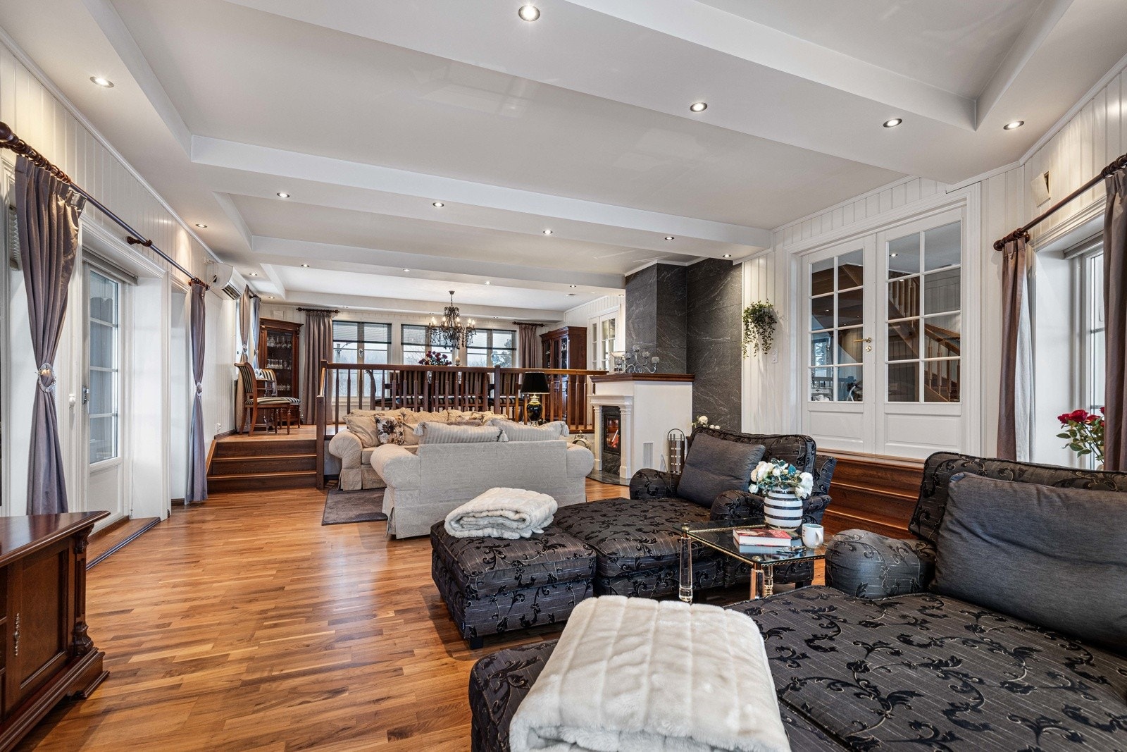 Downlights er praktisk plassert rundt stuen, og kun i deler av taket for å bevare takhøyden. Galleribilde