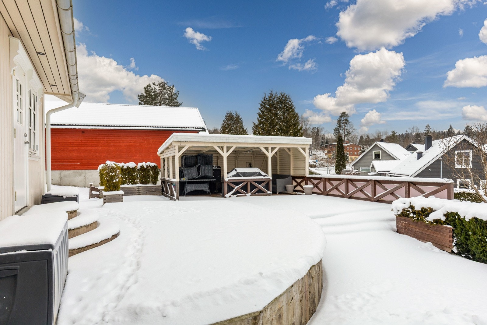 Terrassen ved inngangspartiet. Galleribilde