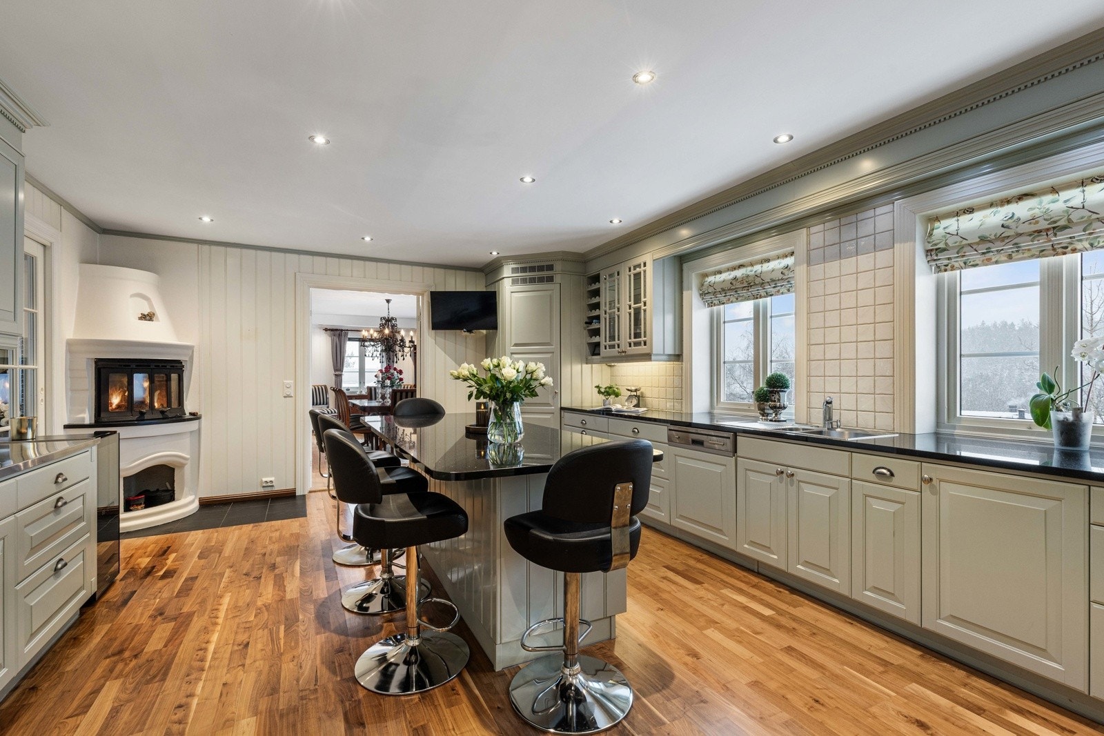 Midt i rommet finner du en flott kjøkkenøy med sitteplasser og ekstra oppbevaringsplass. Galleribilde