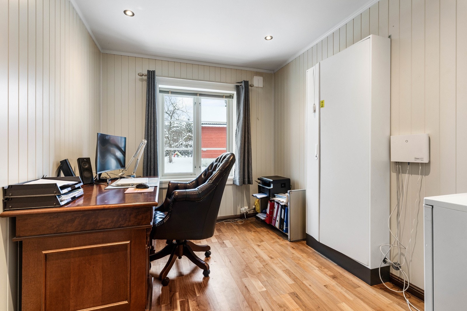 Kontor i 1. etasje med god plass til kontorpult med tilhørende møblement. Galleribilde