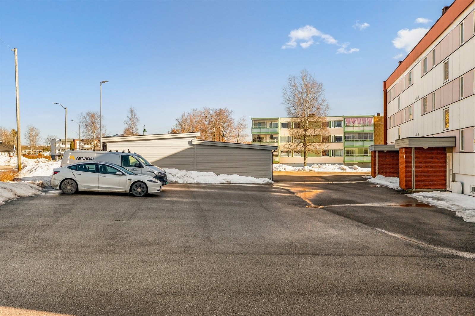 Borettslaget har gode parkeringsforhold, og til denne andelen hører en egen garasjeplass. Galleribilde