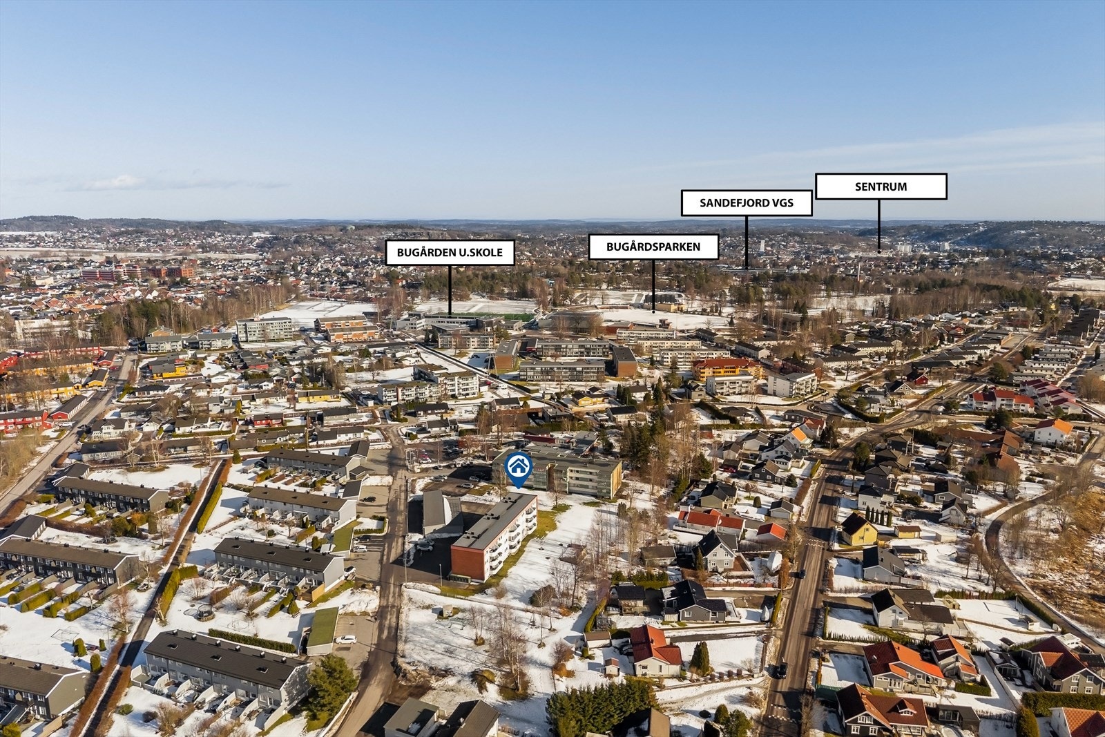 Kort avstand til Bugården ungdomsskole (ca. 600 meter) og det store rekreasjonsområdet Bugårdsparken. Galleribilde