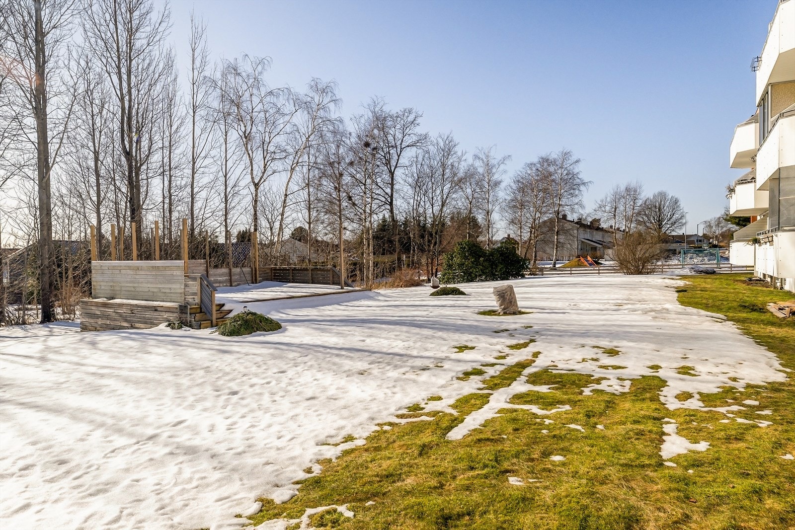Fellesarealene er pent opparbeidet med plen og beplantning. Galleribilde