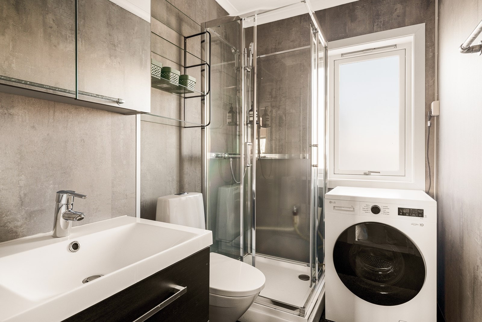 Badet ble overflateoppusset i 2018 og har baderomsplater på veggene, dusjkabinett og opplegg for vaskemaskin. Galleribilde