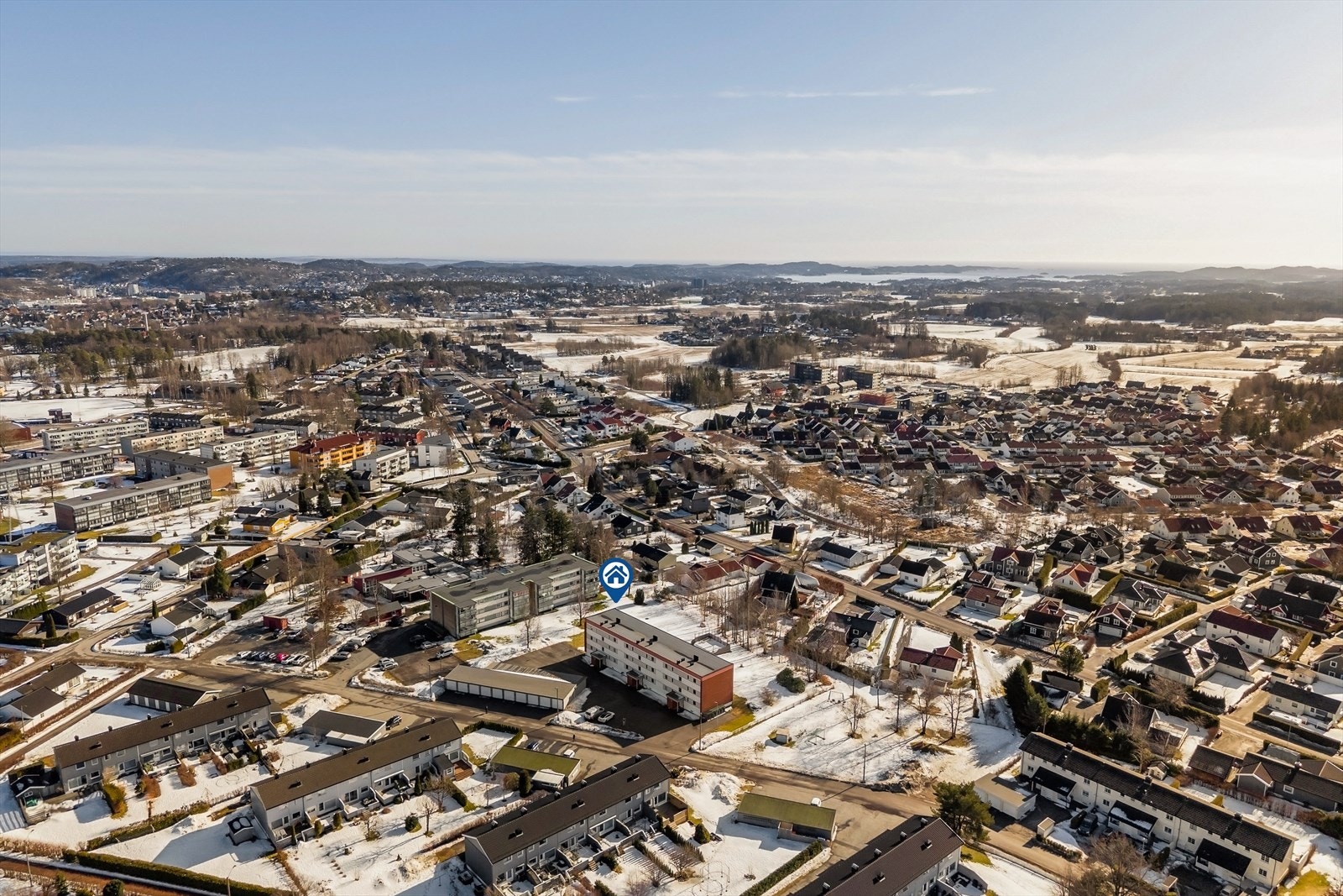 Eiendommen har en populær beliggenhet på Krokemoa i Sandefjord, med nærhet til det meste. Galleribilde