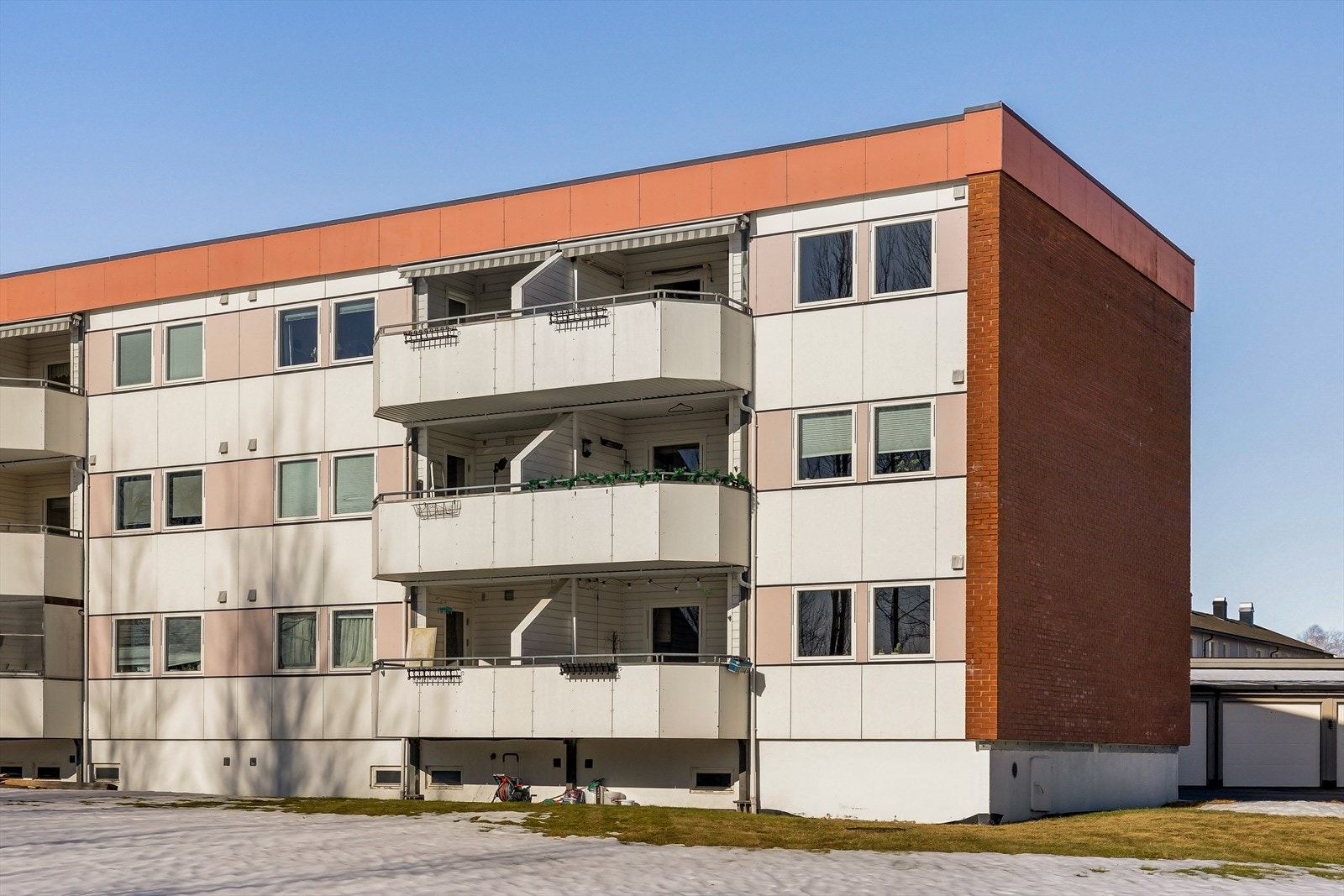 Leiligheten ligger i en lavblokk oppført i 1972, som en del av Tennisveien Borettslag. Galleribilde