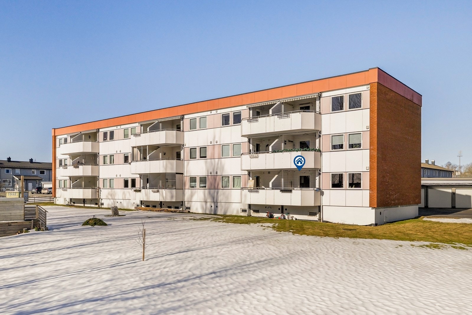 Tennisveien Borettslag består av totalt 18 andeler, noe som bidrar til et oversiktlig og godt bomiljø. Galleribilde