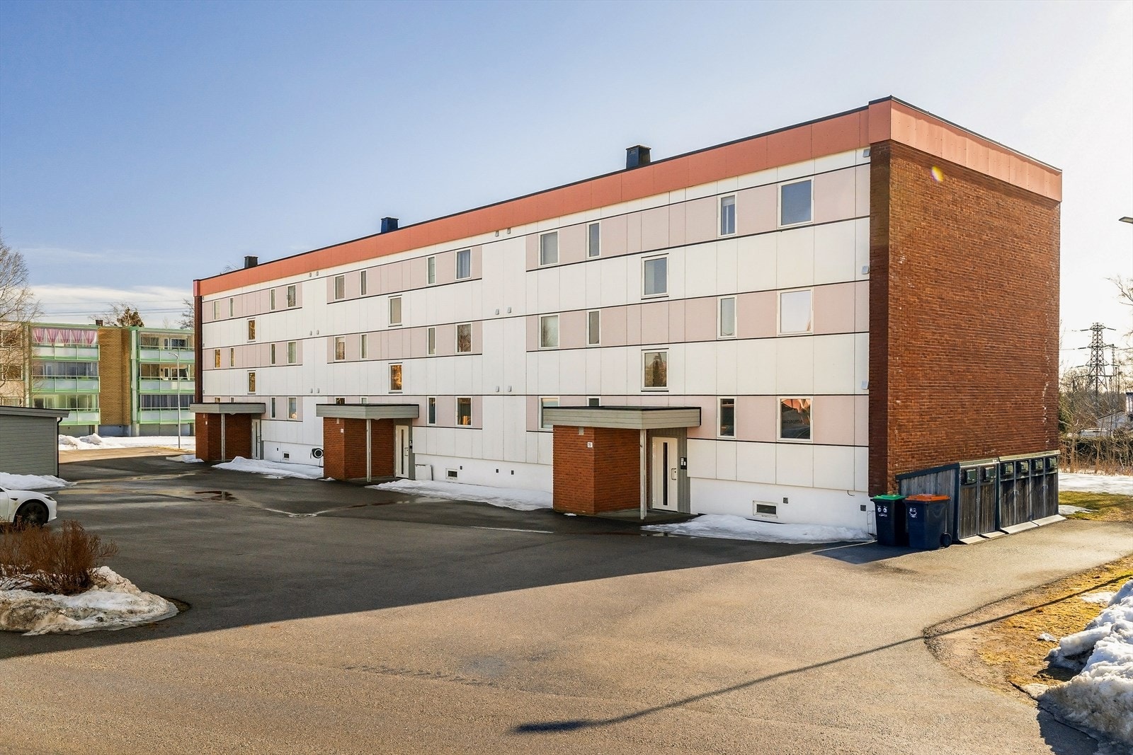 Bygget er plassert på en relativt flat tomt med asfalterte adkomstveier og fellesarealer. Galleribilde