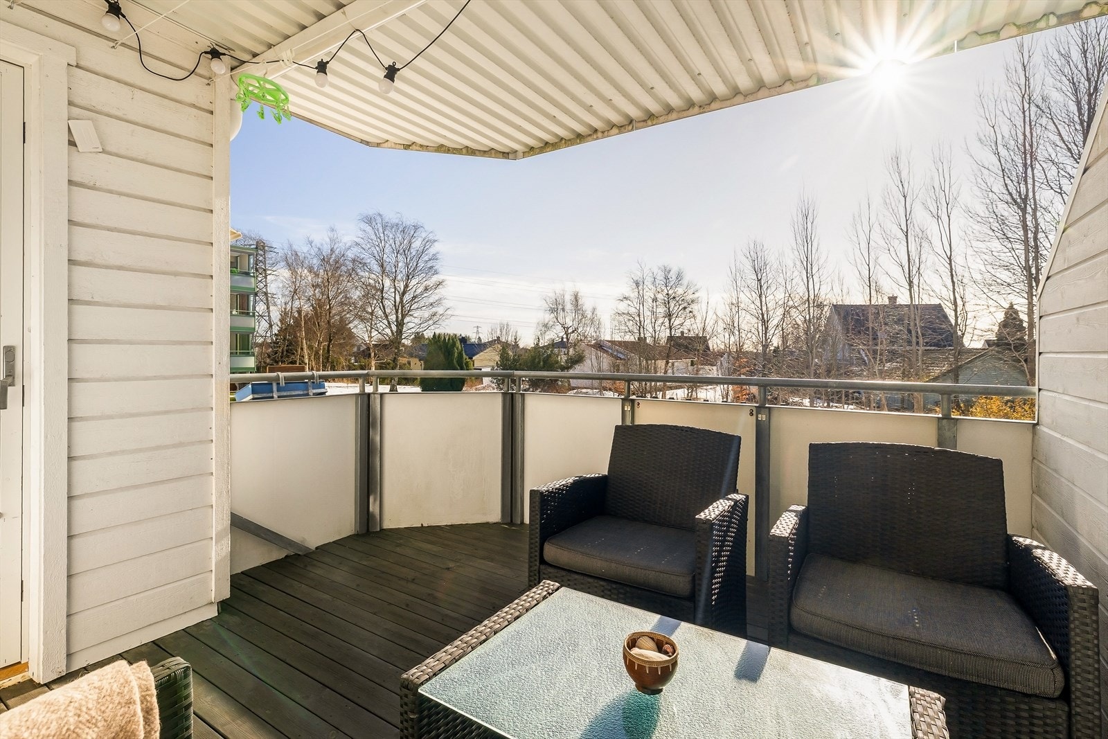 Fra stuen er det utgang til en romslig balkong på cirka 8 m², med god plass til en sittegruppe. Galleribilde