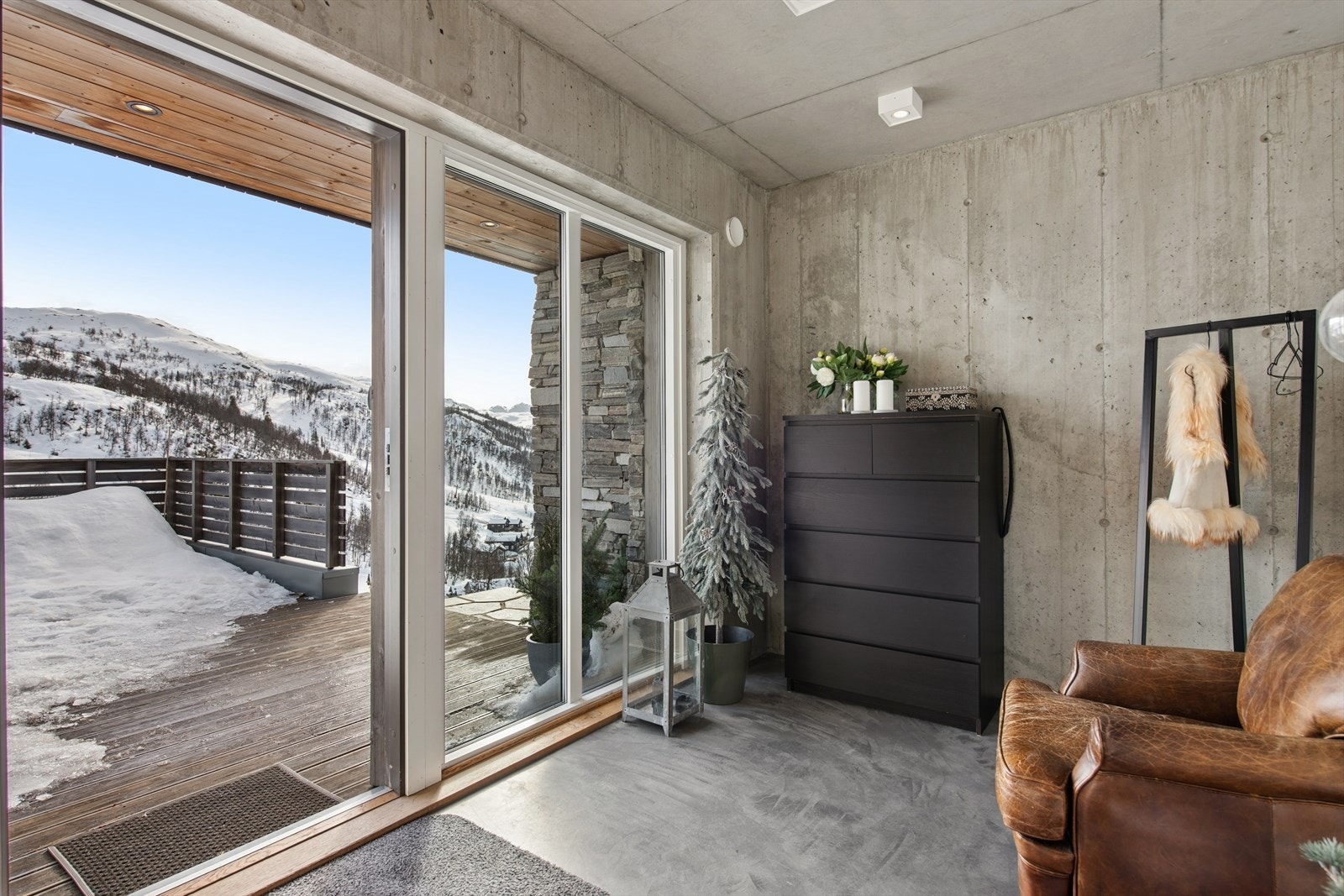 Entréen har et moderne og stilrent uttrykk med synlig betongdekke, som gir rommet et solid og eksklusivt preg Galleribilde