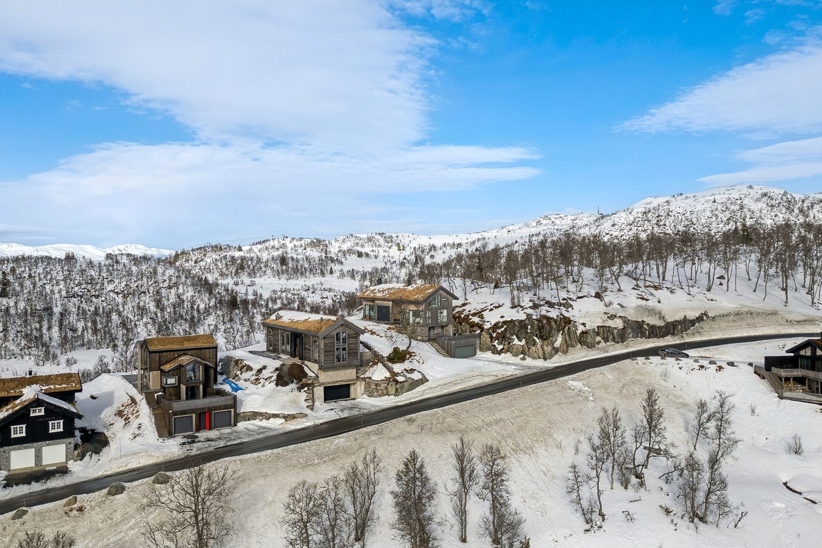 Beliggenheten gir en sjelden kombinasjon av naturnær ro og gode aktivitetsmuligheter. Her har man ski inn / ski ut, noe som gjør eiendommen ideell for ski- og friluftsinteresserte Galleribilde
