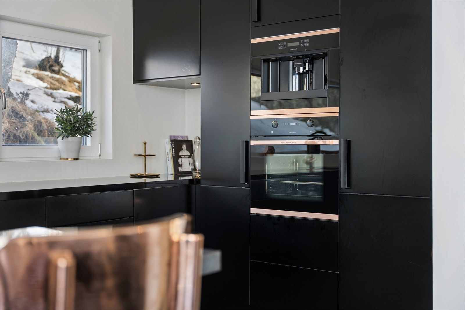 Kjøkkenet fra Stray fremstår moderne og stilrent, med gjennomtenkt design og høykvalitets hvitevarer som kombinerer funksjonalitet og estetikk på en elegant måte. Galleribilde
