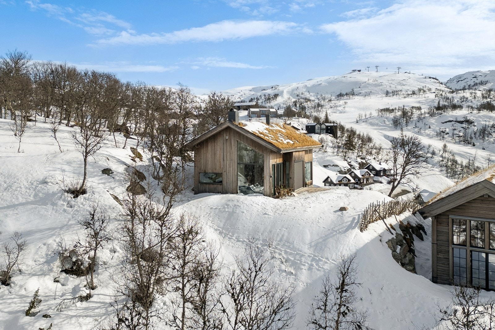 Beliggenheten gir en sjelden kombinasjon av naturnær ro og gode aktivitetsmuligheter. Her har man ski inn / ski ut, noe som gjør eiendommen ideell for ski- og friluftsinteresserte. Her ser man skitrekket i bakgrunnen Galleribilde