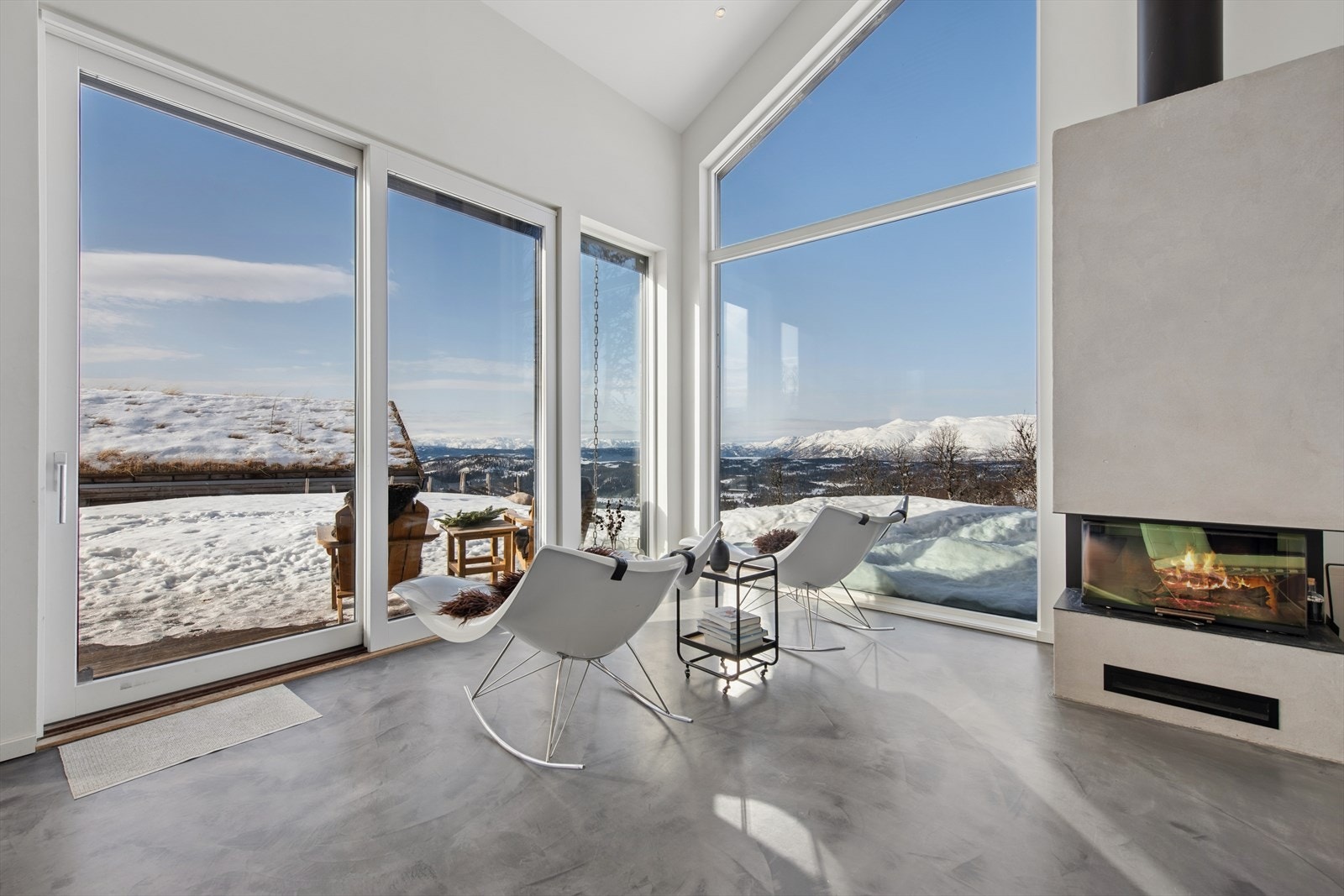 Utgang fra stuen til uteområdet via stor glass skyvedør, herfra har man selvsagt også helt fantastiske sol og utsiktsforhold Galleribilde