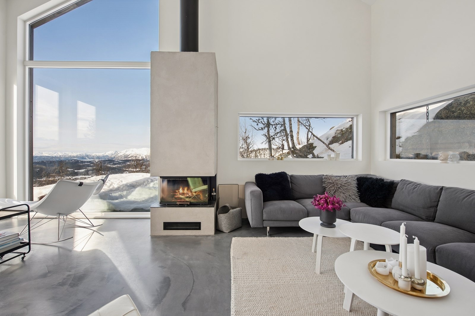 Gulv i pusset betong - en perfekt kombinasjon av rå estetikk og eksklusiv eleganse. Galleribilde