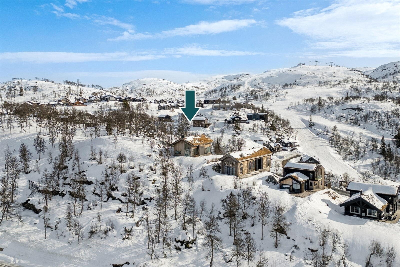 Tomten er åpen, lys og ligger i lett skrånende terreng, noe som gir hytten en naturlig og harmonisk plassering i landskapet. Hytten er plassert på en måte som utnytter tomtens kvaliteter optimalt, med en fantastisk utsikt over fjellandskapet Galleribilde