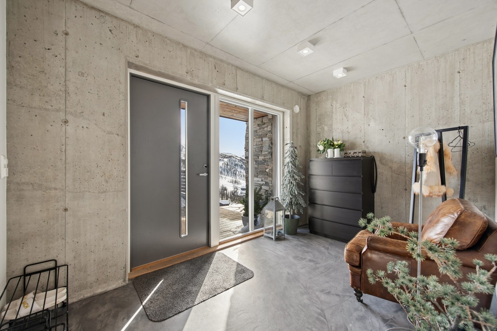 Det er godt med plass til å henge fra seg yttertøy og sette fra seg sko, og rommet gir også gode muligheter for garderobeløsninger etter behov Galleribilde