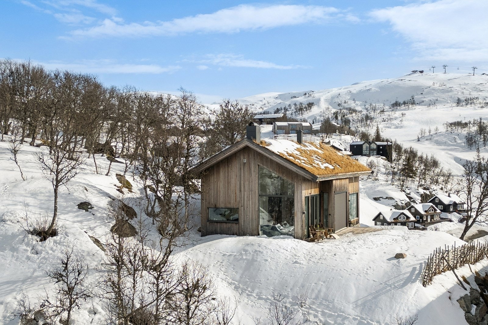 Beliggenheten gir en sjelden kombinasjon av naturnær ro og gode aktivitetsmuligheter. Her har man ski inn / ski ut, noe som gjør eiendommen ideell for ski- og friluftsinteresserte. Her ser man skitrekket i bakgrunnen Galleribilde