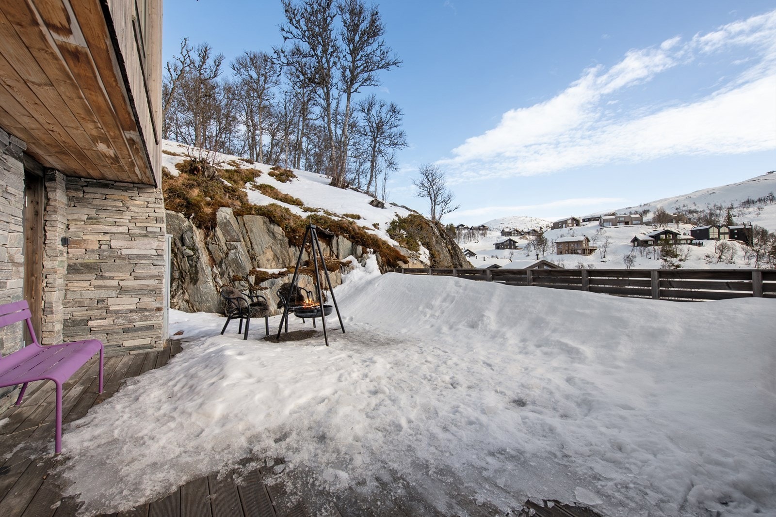 Romslig terrasse med møbleringsmuligheter og gode sol og utsiktsforhold Galleribilde