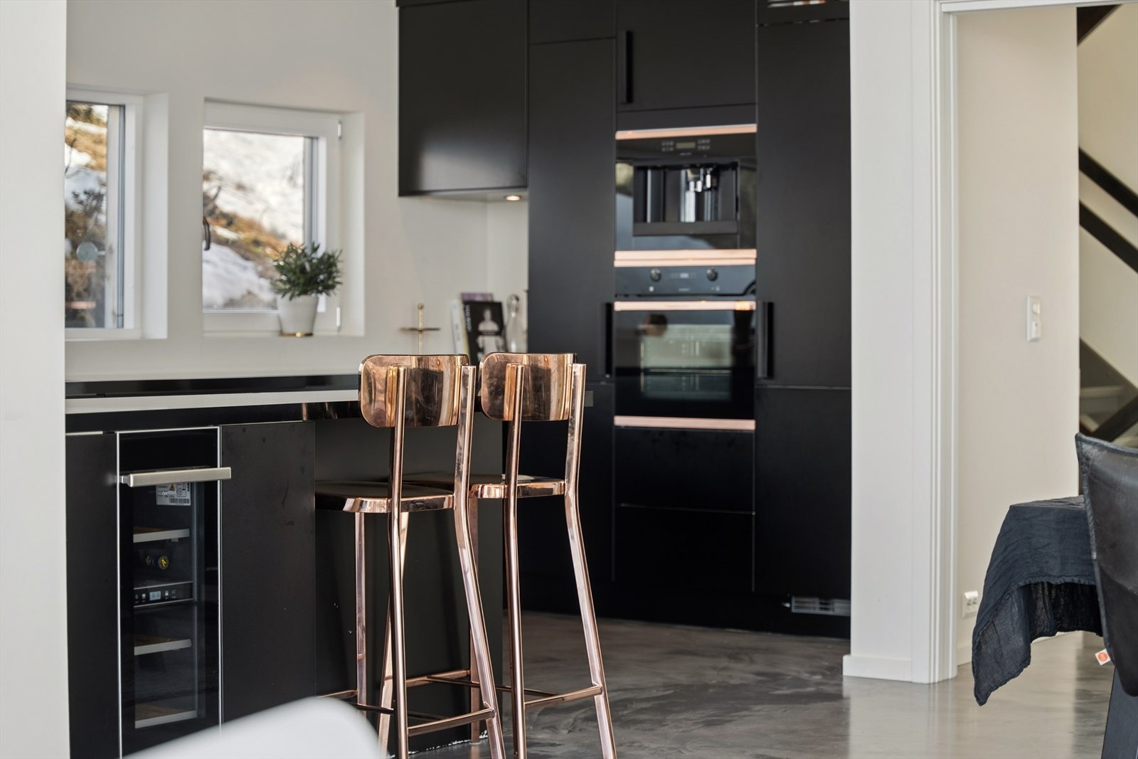 Kjøkkenet ligger i åpen løsning mot stuen og fungerer som et sosialt og funksjonelt samlingspunkt i fritidsboligen. Innredningen er fra Stray og kombinerer moderne design med praktisk funksjonalitet. Galleribilde