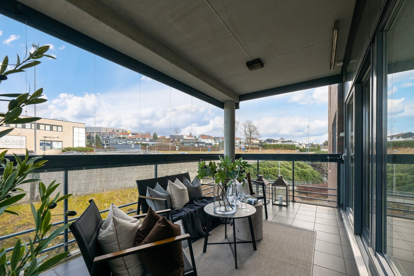 Rikelig med plass til møbler på balkongen. Galleribilde