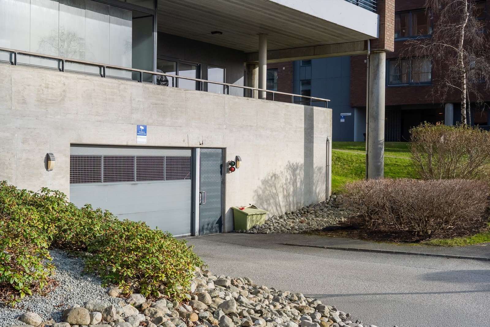 Fast parkeringsplass i lukket garasjeanlegg med mulighet for el-bil lader. Galleribilde