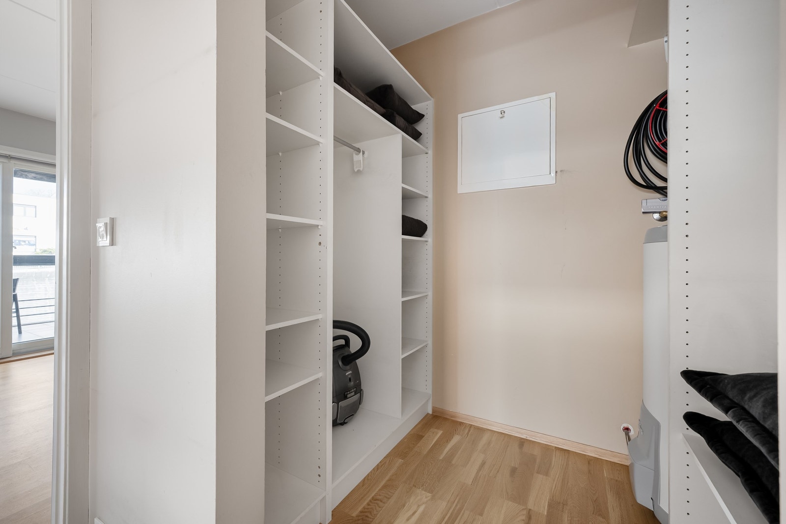 Det er i forbindelse med soverom, walk-in-closet/ innvendig bod med god oppbevaringsplass. Galleribilde