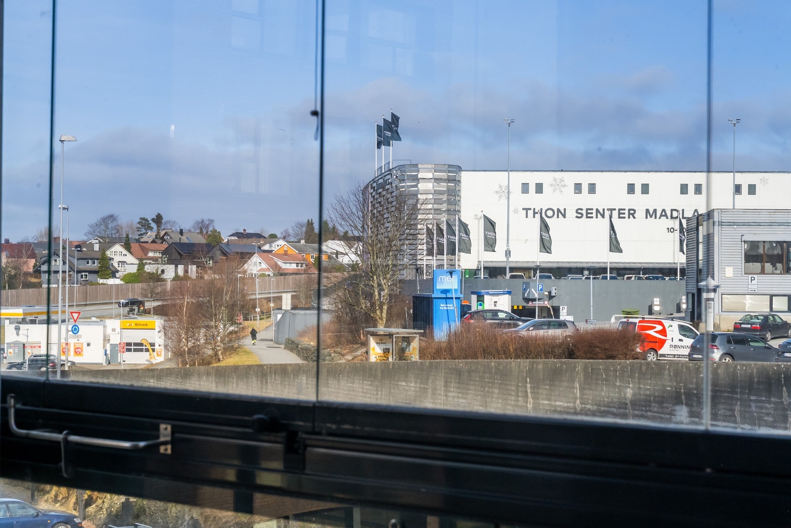 Madla Amfi med alle sine servicetilbud ligger like ved leiligheten. Galleribilde
