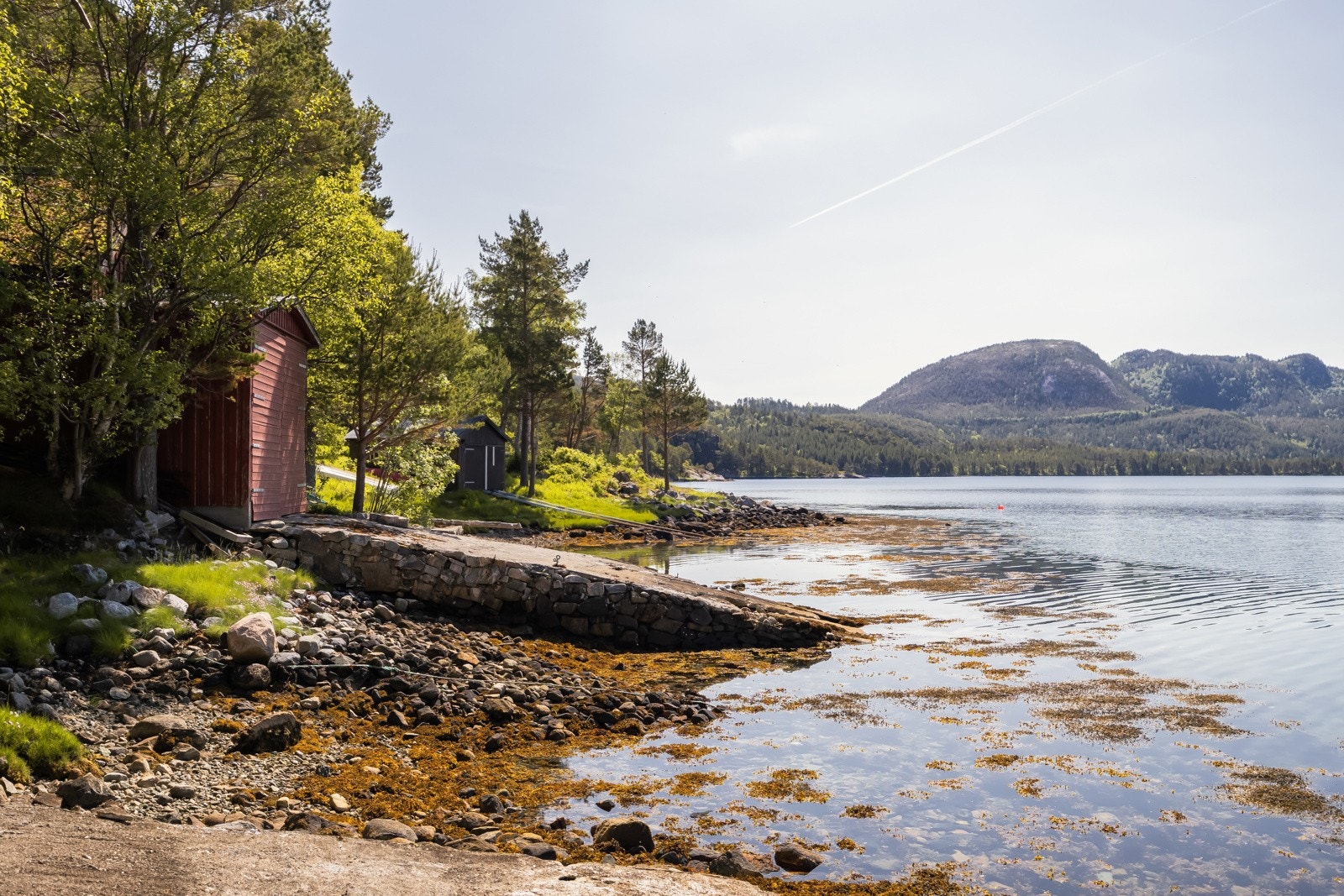 Romslig privat naust i Mistfjorden som følger med hytta. Galleribilde