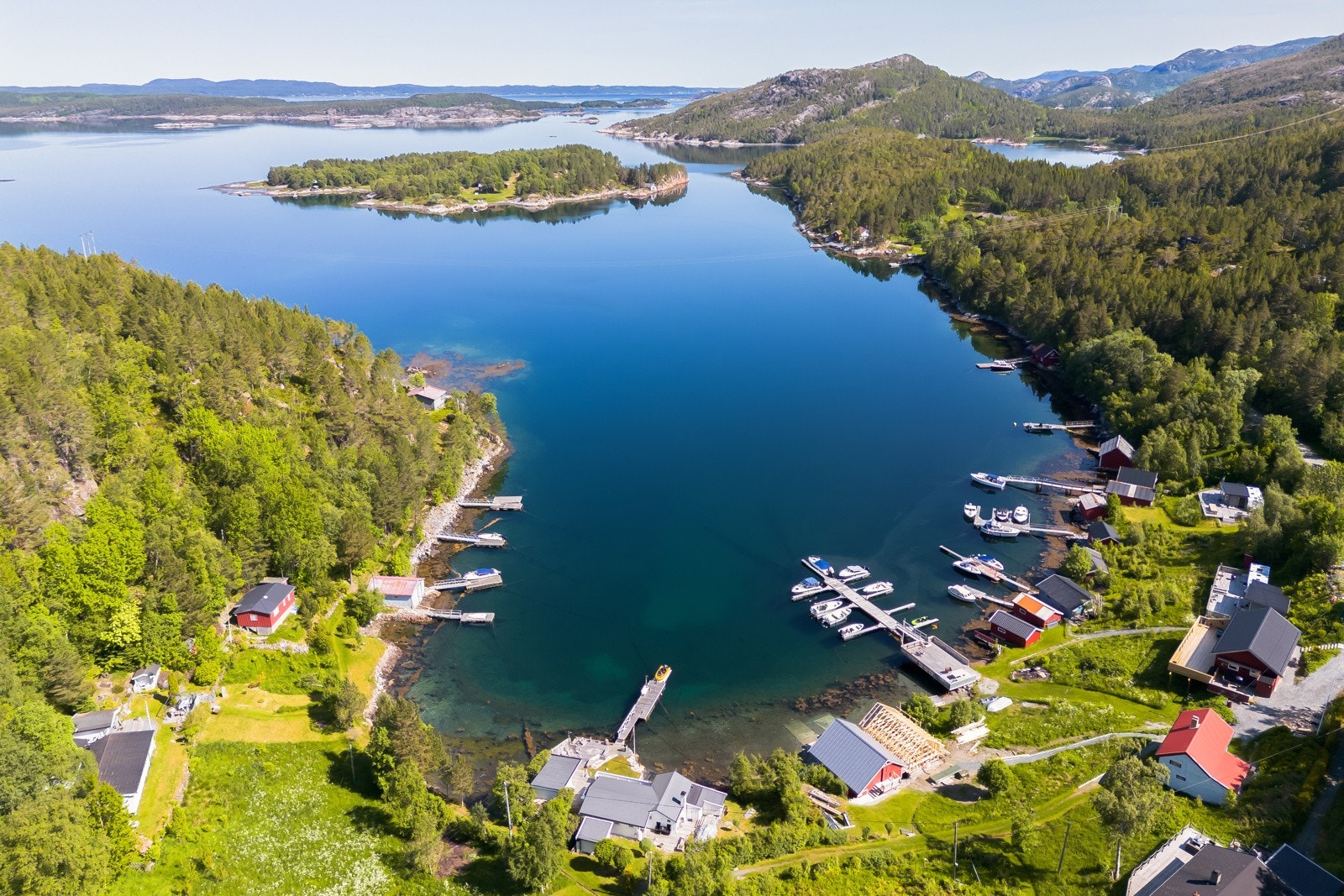 Idyllisk skjærgårdslandskap ca. 2 timers kjøring fra Trondheim, 25 min fra Kyrksæterøra, og 5 min fra Hellandsjøen. Galleribilde
