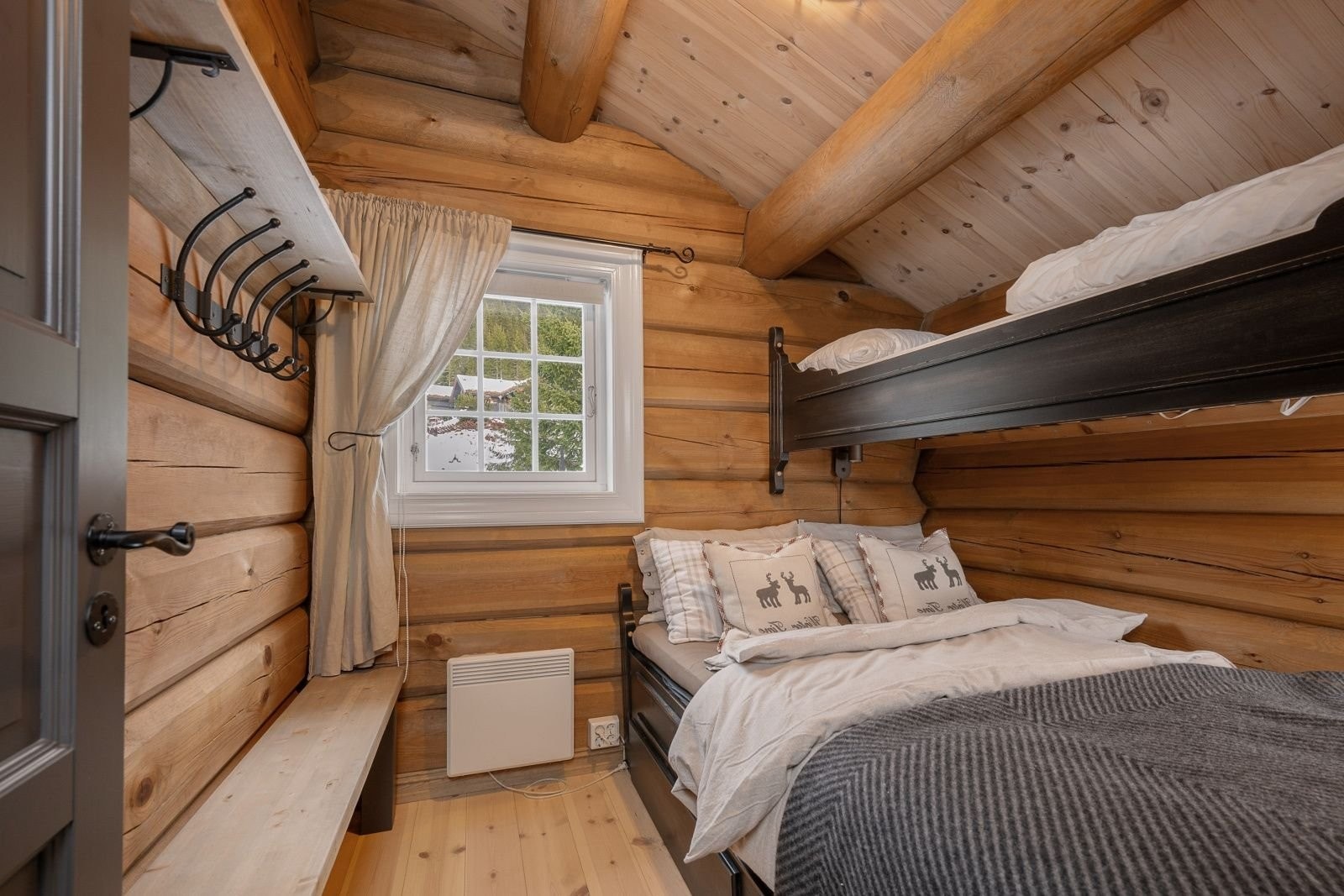 Soverom 2 i 2. etg. med familiekøye. 140 cm seng som lett rommer et forelsket par. (+ overkøye 75 cm) Galleribilde