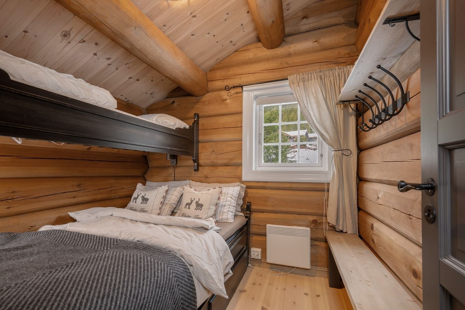 Soverom 3 i 2.etg. - har familiekøye. 140 cm seng + overkøye (75 cm). Dette egner seg godt til barnerom. Galleribilde