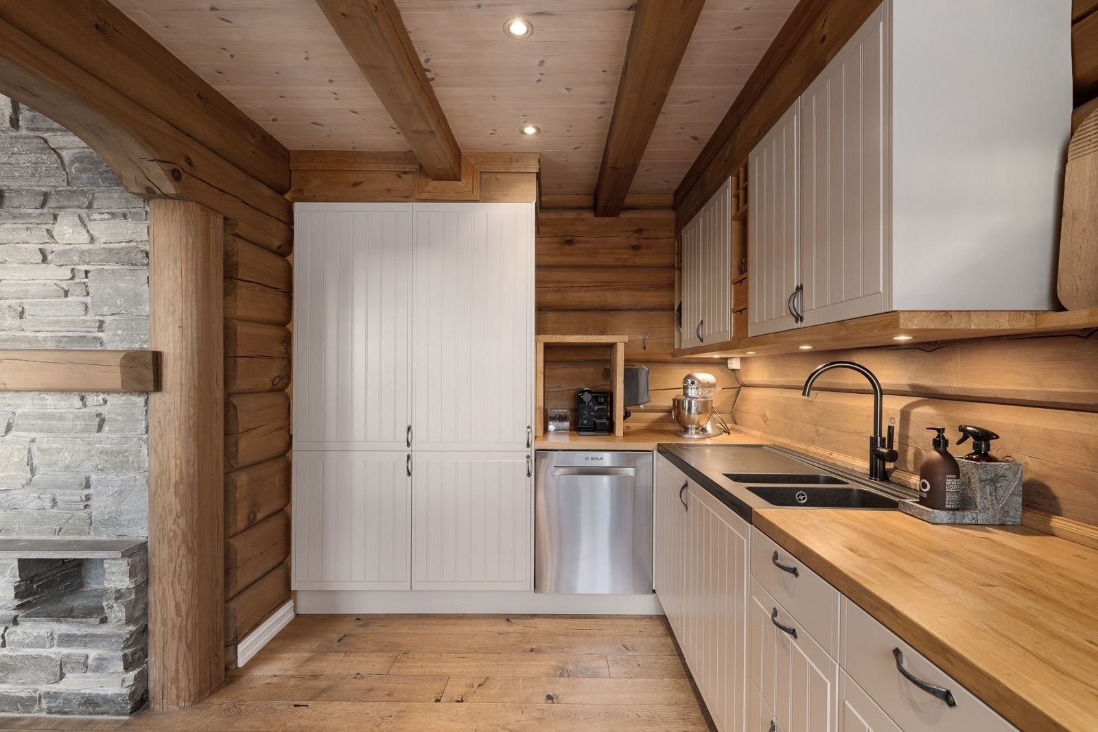 Det er god plass i skap og skuffer til alt man trenger av kjøkkenutstyr. Galleribilde