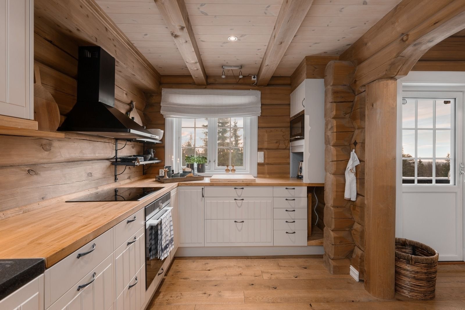 Benkeplassen er stor og flere personer kan bidra på kjøkkenet samtidig. Galleribilde