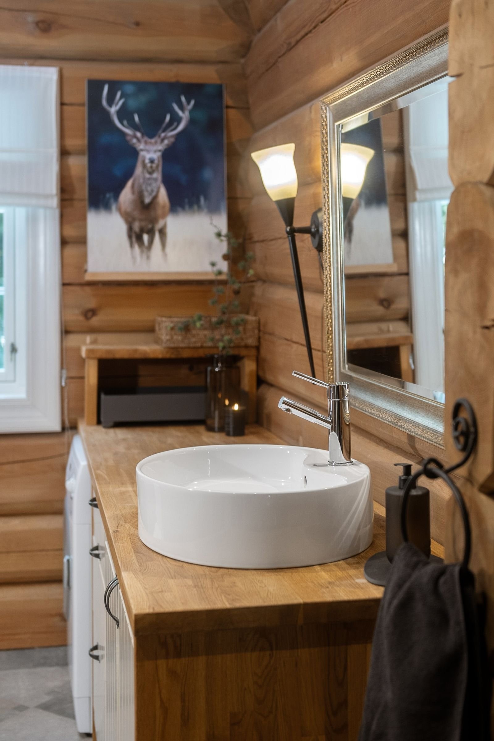 Badet i 1. etg. har stor vask og benkeplass. Her kan flere personer stelle seg samtidig. Galleribilde