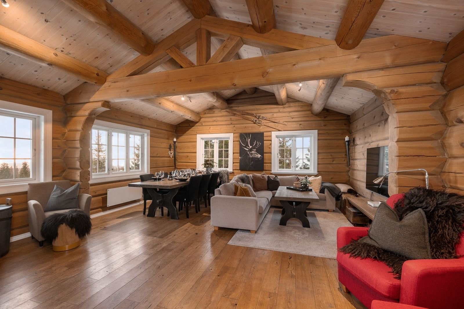 Stuen er delt i tre soner med spisebord med plass til mange, stor hjørnesofa og lenestoler. Galleribilde