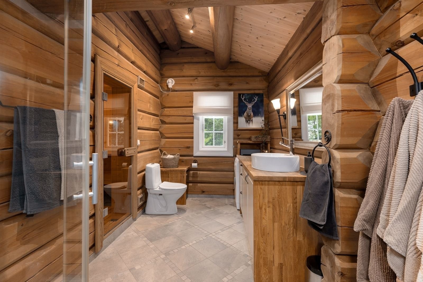 Badet i 1. etg. er stort og praktisk med vaskemaskin og plass til å henge opp tøy. Galleribilde