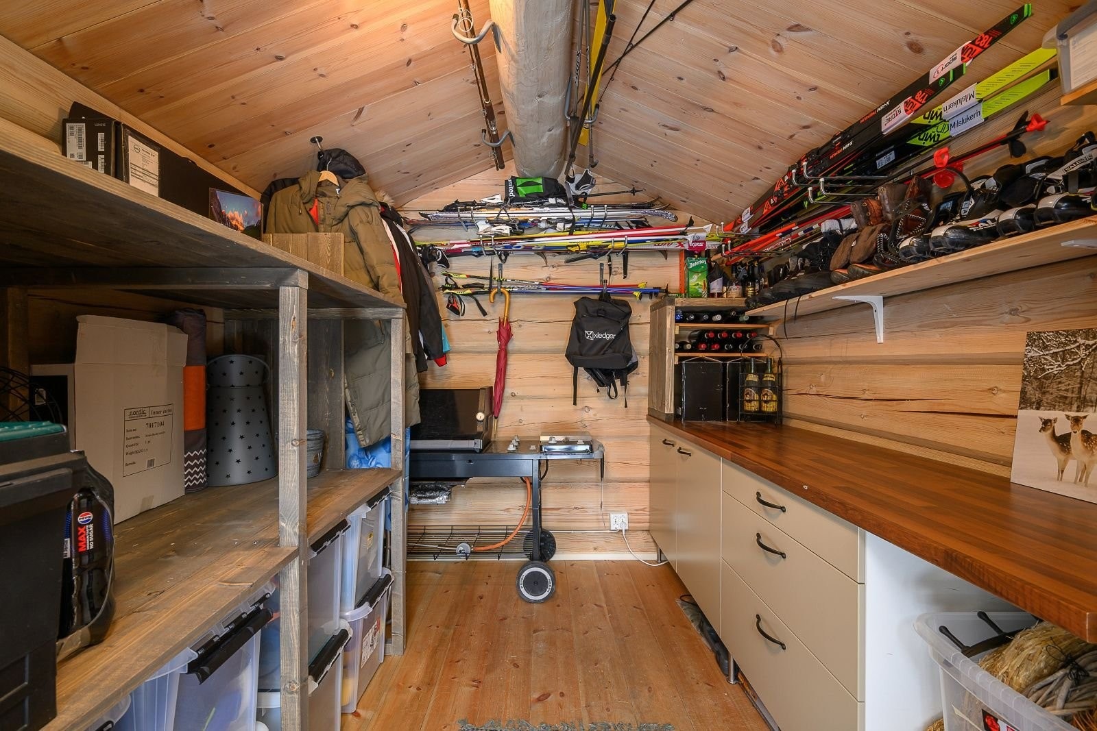 Annekset har hyller og stor benkeplass til praktiske gjøremål. Her er også plass til vinskap eller et ekstra kjøleskap. Det har tidligere vært køyeseng her. Galleribilde