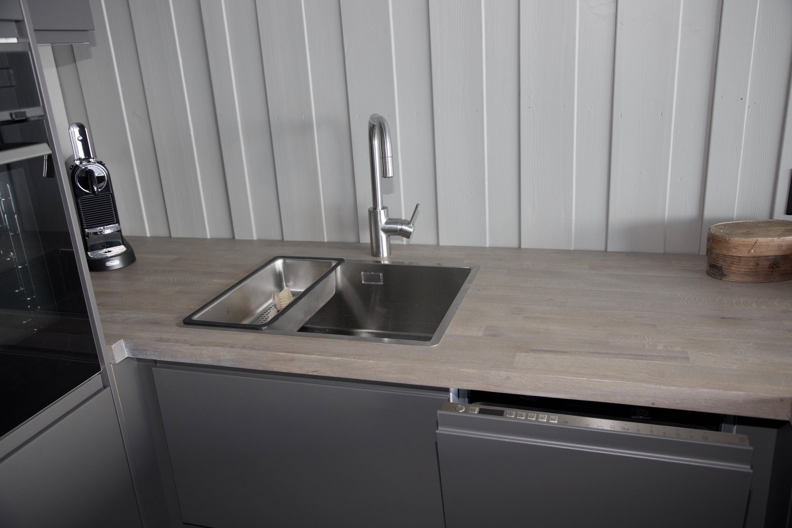 Svært velutstyrt kjøkken, enkelte skuffer med innebygd lys. Galleribilde