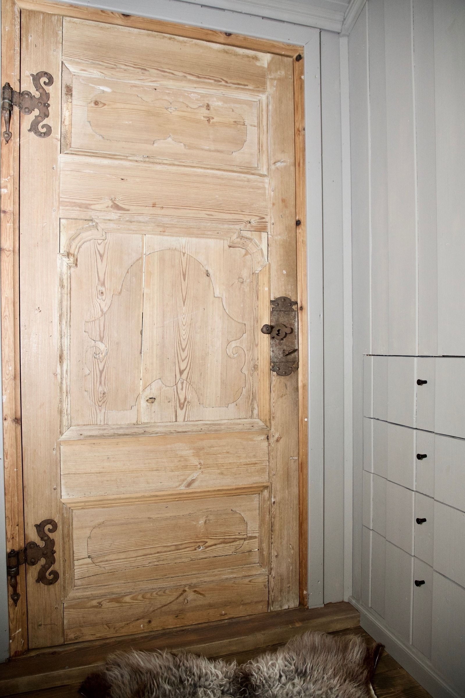 Antikk dør er satt inn til inngang bad.
Skuffer er skreddersydd. Galleribilde