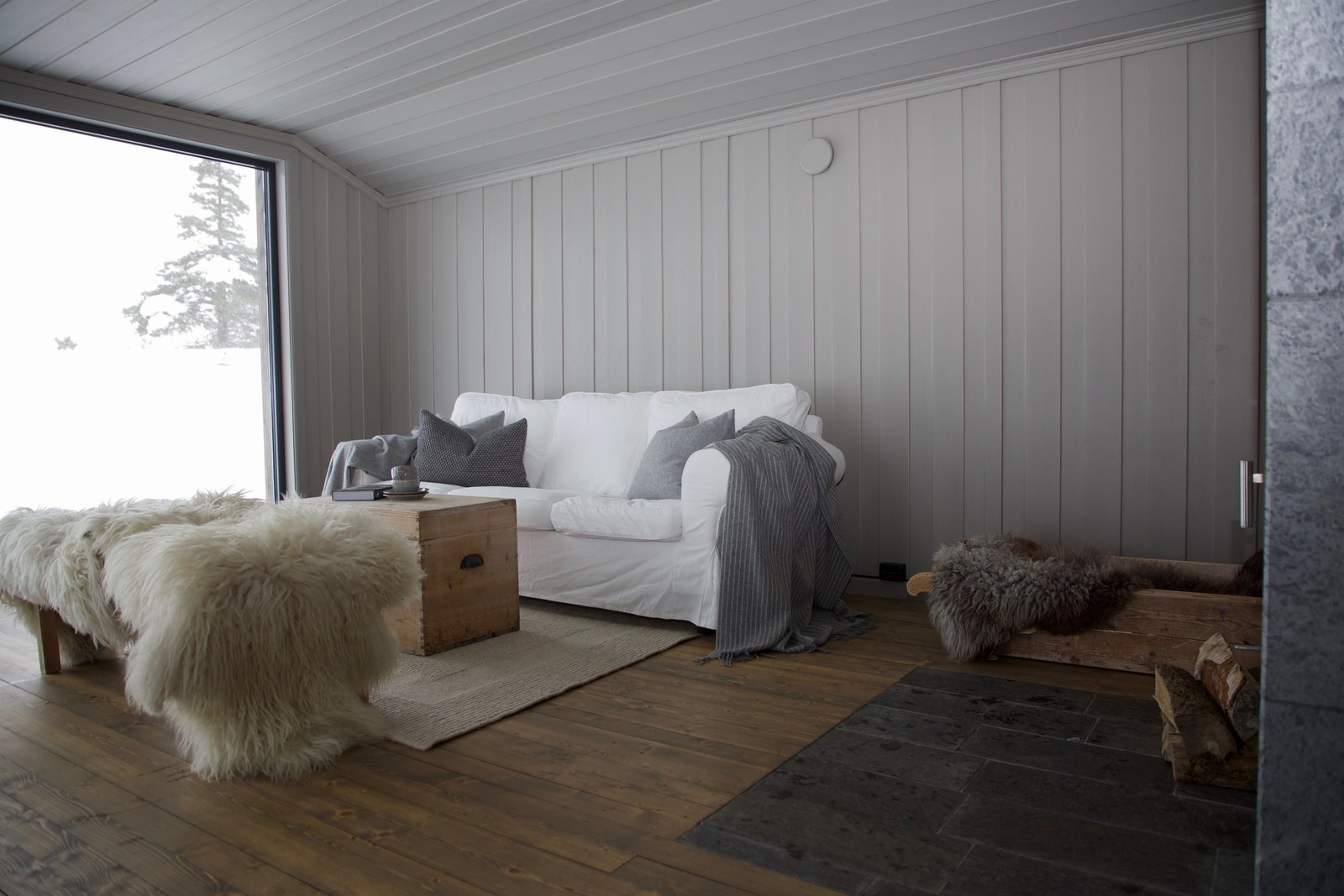 Hytta er delikat innredet med gjennomgående bruk av farger i harmoni med fjell og natur. Galleribilde