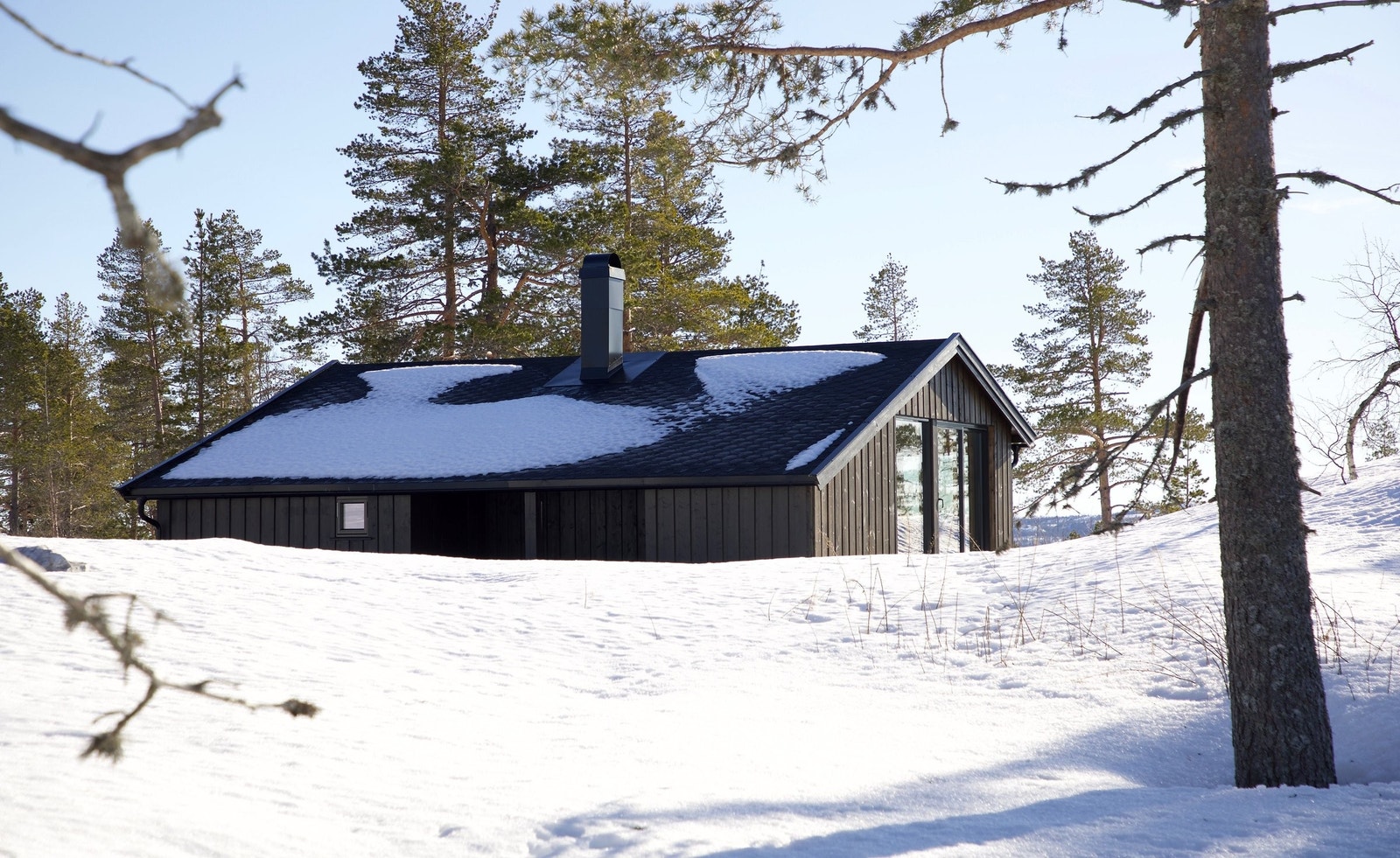 Fra overbygd terrasse kommer du inn i koselig entré.
Overbygd terrasse har rikelig med plass til ved og ute-utstyr. Galleribilde