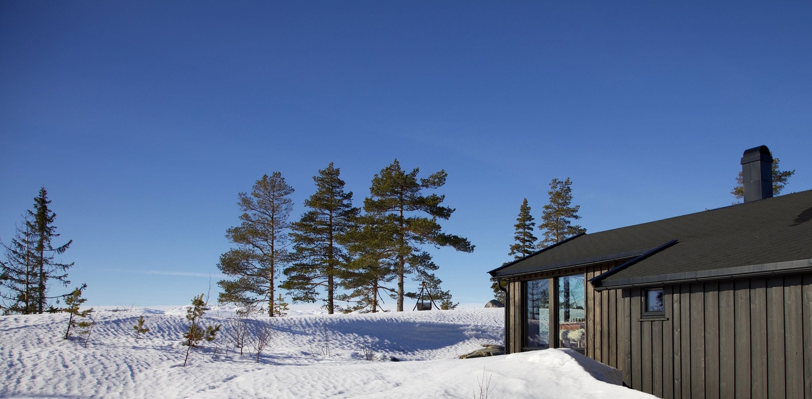 Lunt med spektakulær utsikt og lang solgang.
Her møbleres etter årstidene med sittegrupper, bålpanne eller grill. Galleribilde